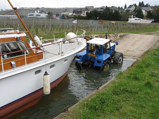 bateau et tracteur dans l'eau